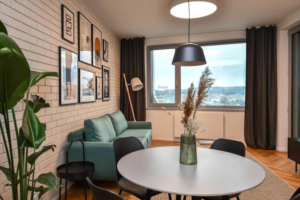 Skypark Luxury Apartment With Skyline View & Free Parking Bratislava Ngoại thất bức ảnh