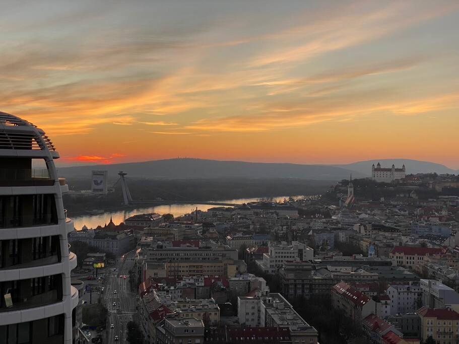 Skypark Luxury Apartment With Skyline View & Free Parking Bratislava Ngoại thất bức ảnh